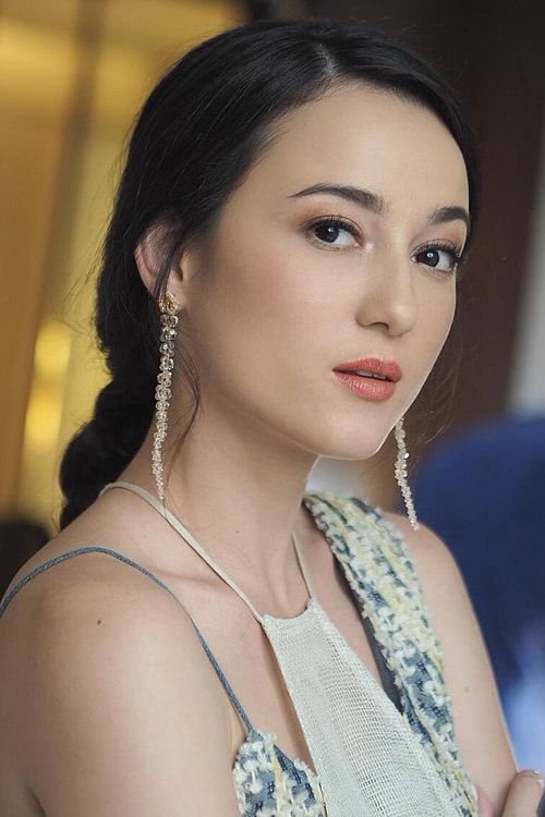 Key visual of Julie Estelle