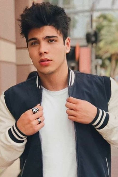 Key visual of Sebastián Villalobos