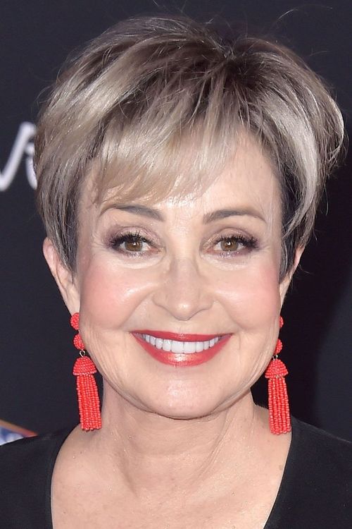 Key visual of Annie Potts